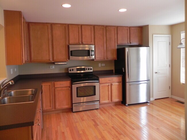 Building Photo - 1137 Reserve Dr