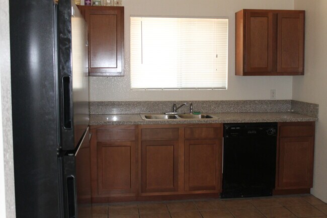 Kitchen - 1440 E Lee St