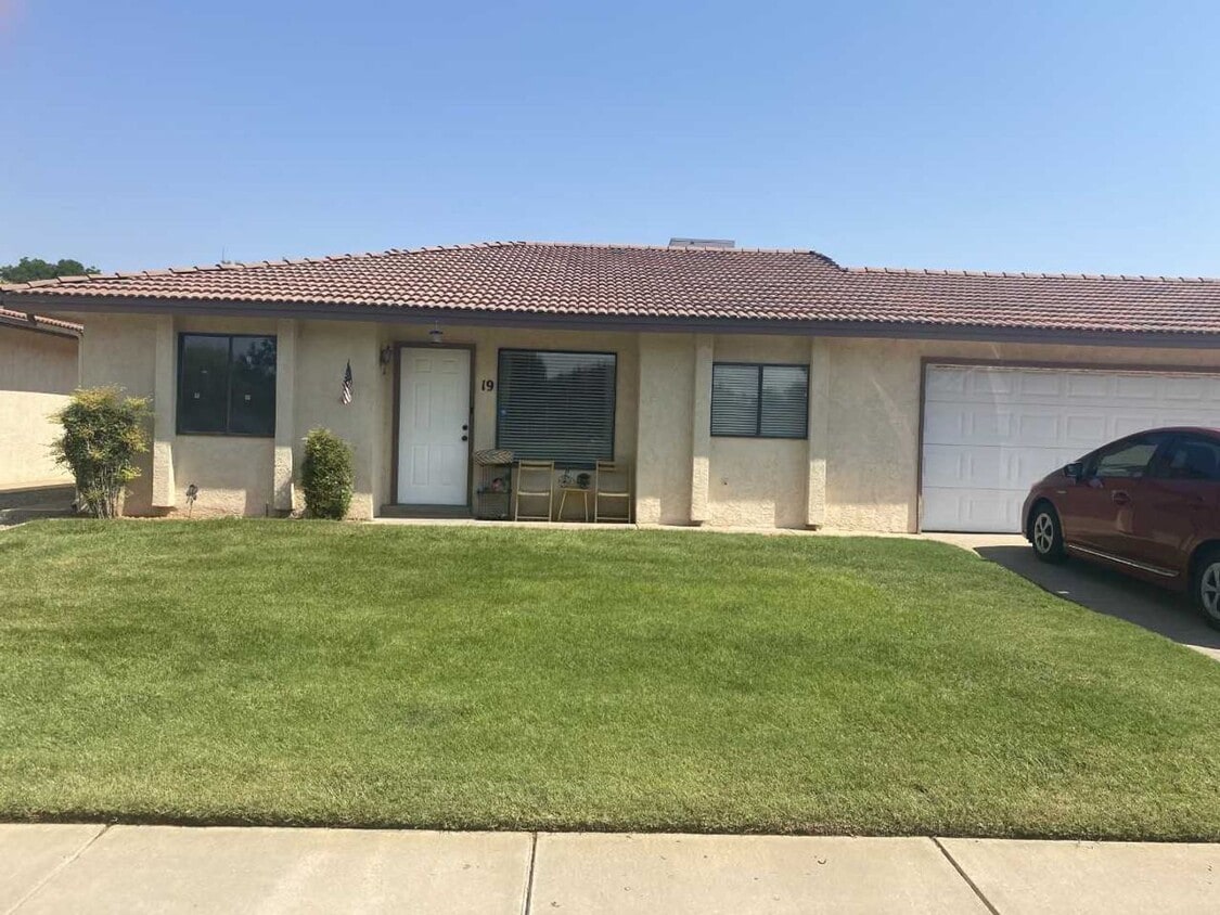 Primary Photo - Price Reduced!! Great twin home walking di...
