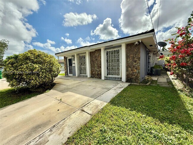 Building Photo - 2916 NW 13th Ave