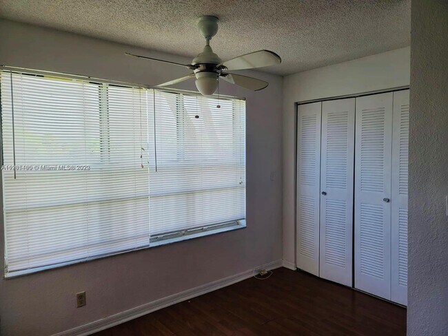 Building Photo - 3300 Pinewalk Dr N