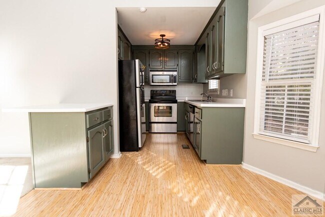Building Photo - 225 Shadow Moss Dr
