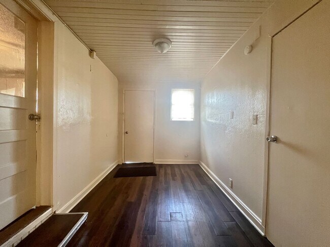 Building Photo - Quaint 3/1 in Carrolton For Rent!