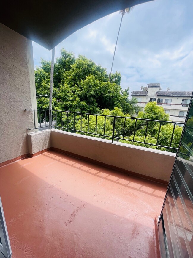 Vista del balcón de la calle - St. Andrews Place Apartments