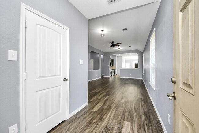 Foto del edificio - 2335 Spring Hollow Dr