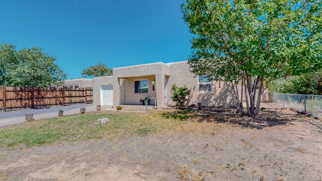 Building Photo - 2626 Sierra Dr NE