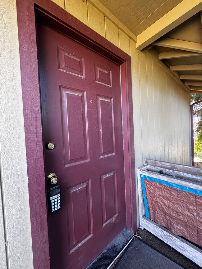 Building Photo - Charming 2 Bedroom 1 Bath Apartment Locate...
