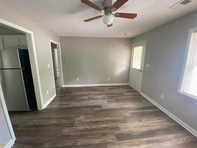 Building Photo - 617 Camellia Cir