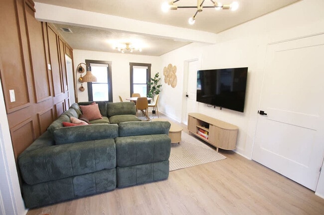 Building Photo - 102 W Emma St