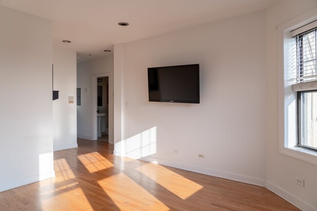 Foto del edificio - North Lincoln Square - 2 Bed / 1 Bath - In Unit Laundry