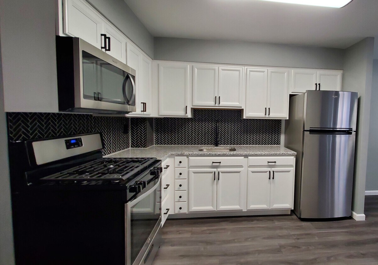 Kitchen - 10117 108th St