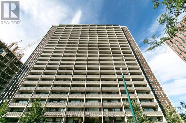 Photo du bâtiment - 666 Spadina Ave.