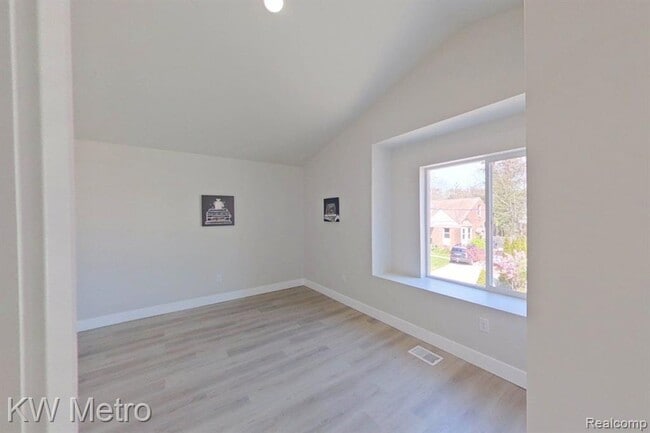 Building Photo - 695 Livernois St