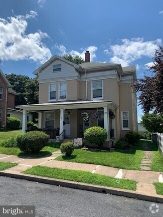 Building Photo - 122 S Spruce St