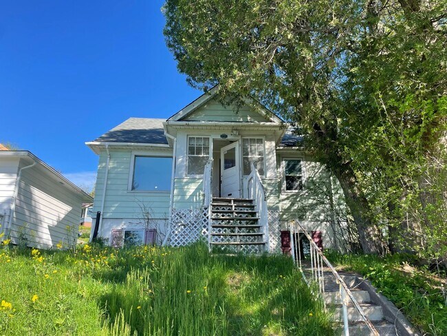 Building Photo - Incredible Lake Views-Spacious 6 Bedroom Home