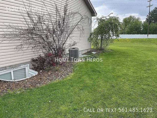 Building Photo - 1620 Daffodil Pl