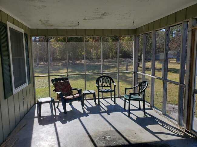 Screened Porch - 2300 Country Living Ln