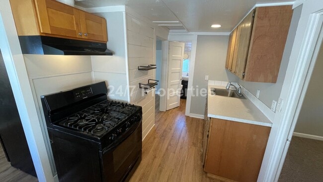 Building Photo - Cozy 1 BD | 1 BA House w/ Front & Back Yar...