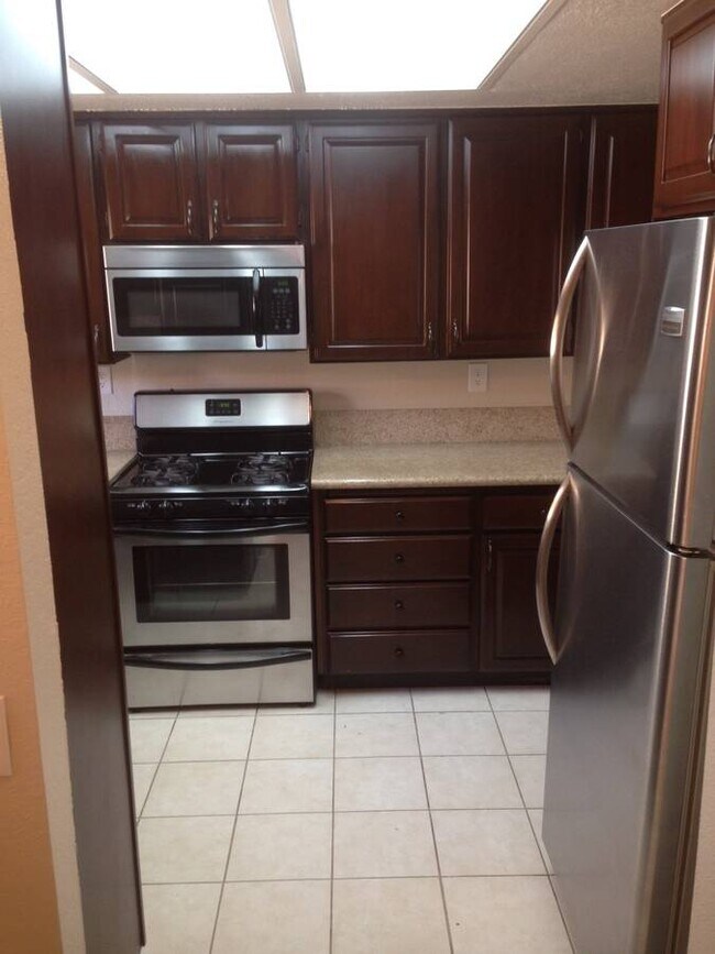Kitchen - 931 Martin Dr