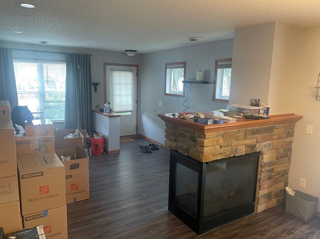Building Photo - 3260 Oak View Dr