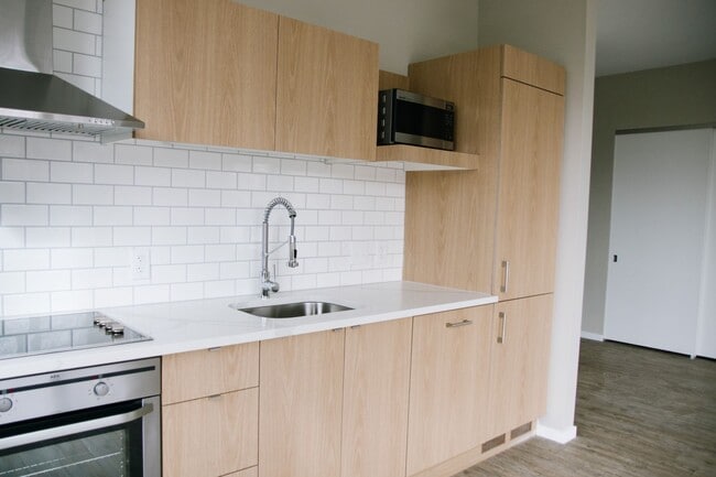 Building Photo - Hawthorne @ Ladd's - 1 & 2 Bedroom Apartment Homes