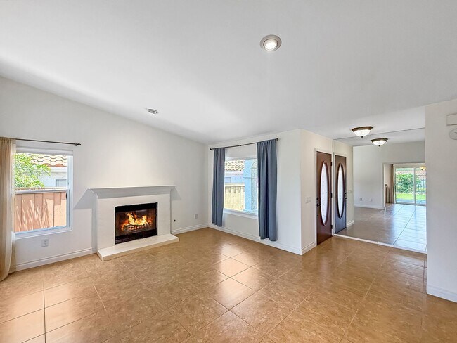 Foto del edificio - Beautiful 3B/2BA House w/ Attached Garage ...