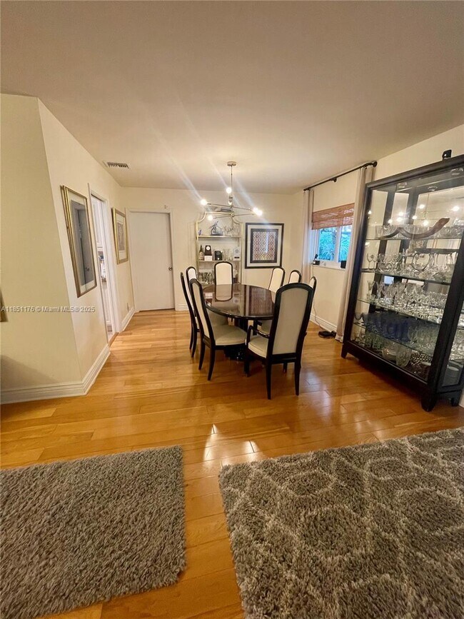 Foto del edificio - 1013 E Cypress Dr