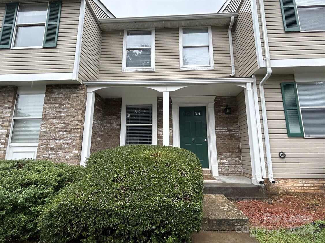 Primary Photo - 9618 Vinca Cir