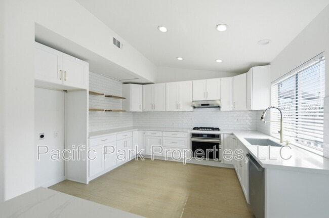 Building Photo - 35 Deerborn Dr