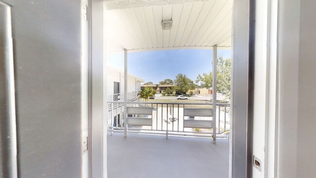 Lovely 2/1 apartment move in now- 1/2 off first month rent - Lovely 2/1 apartment move in now- 1/2 off first month rent