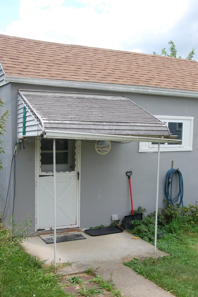 Building Photo - 217 Minden Ave