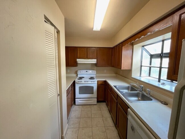 Building Photo - Spacious 2 Bedroom Townhome Near Santa Fe