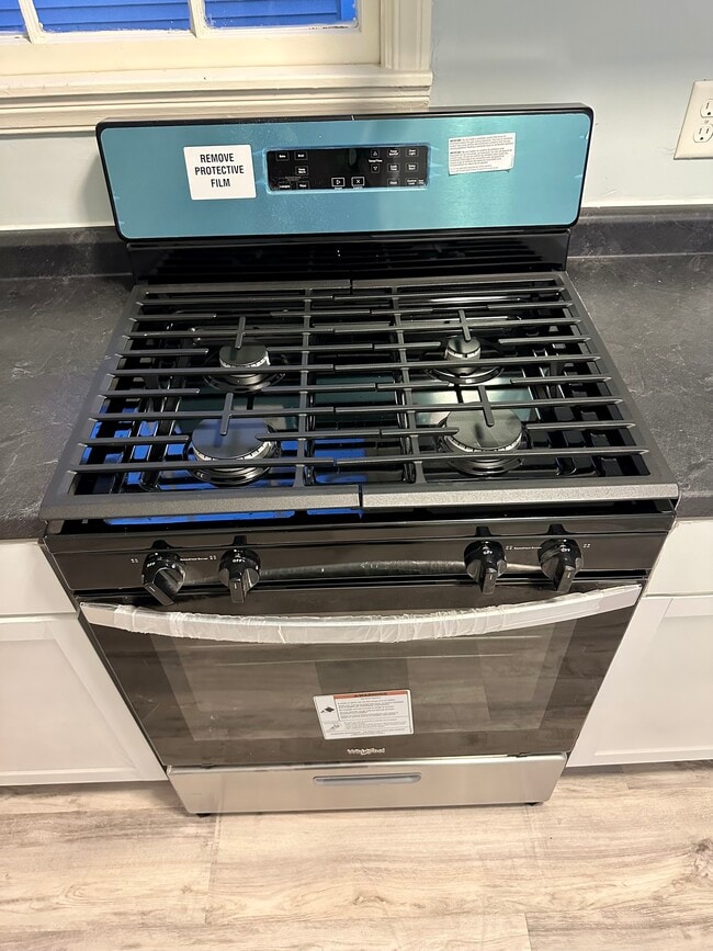 New gas range on both units - 1046 Jessie St