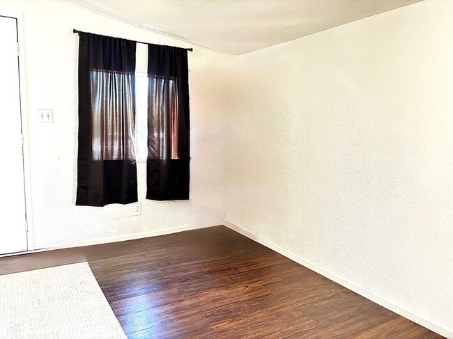 Foto del edificio - 11369 Aster St