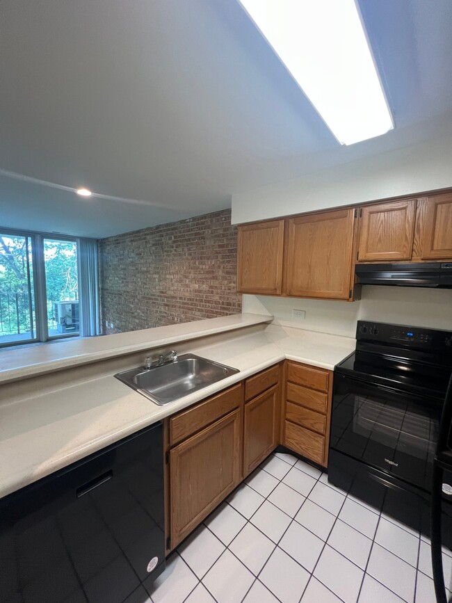 Building Photo - 5550 Abbey Dr