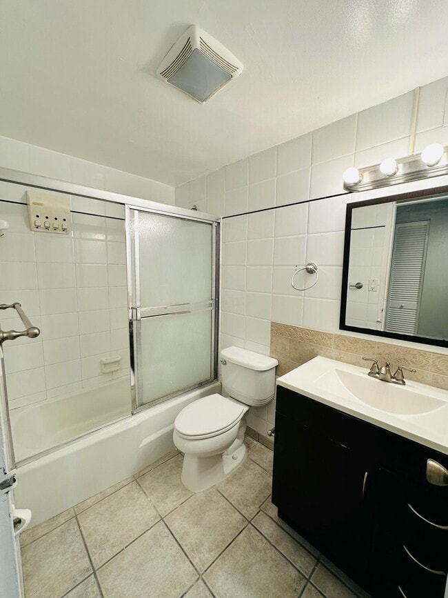 Building Photo - 905 Brickell Bay Dr