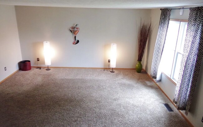 Building Photo - Beautiful 4 bedroom 2.5 bath home in Lewis Center