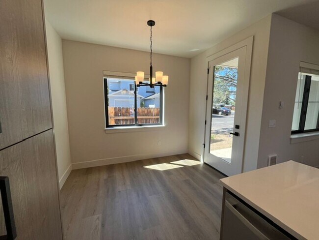Foto del edificio - Gorgeous BRAND NEW Modern 2-bd/2-bath Condo in Redmond, OR!