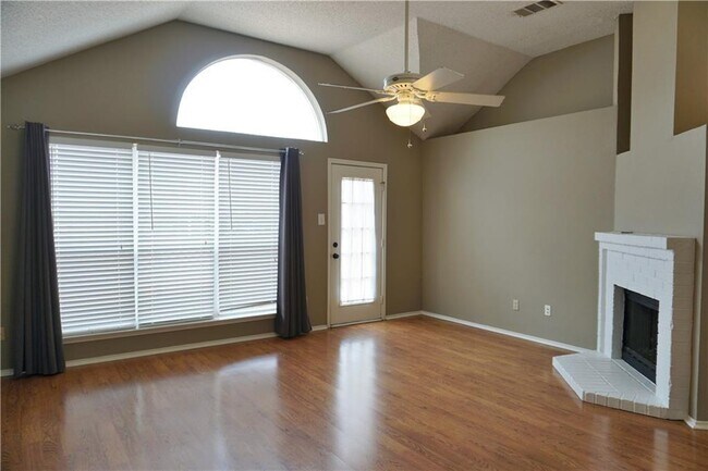 Building Photo - 813 Clinton Dr