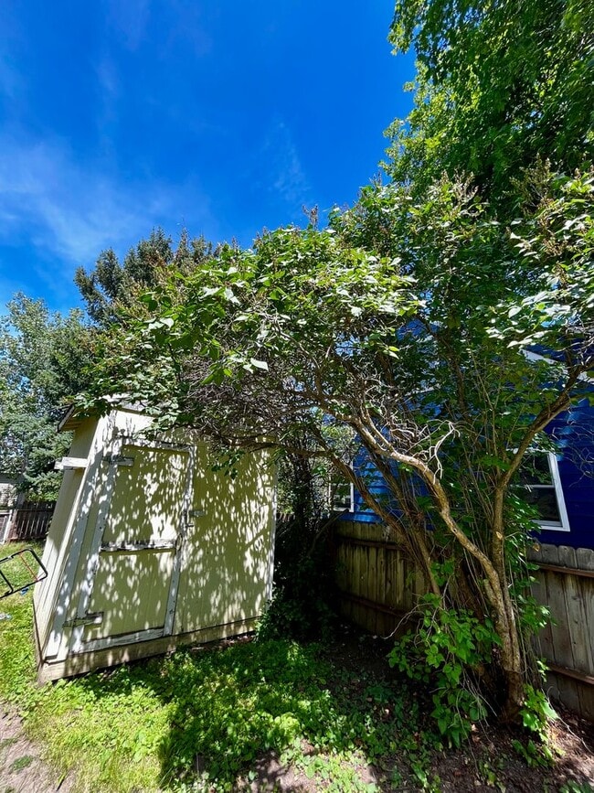 Building Photo - 304 S 12th Ave