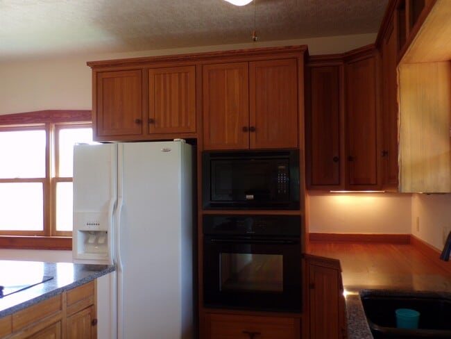 Building Photo - 1301 Pecan Valley Dr