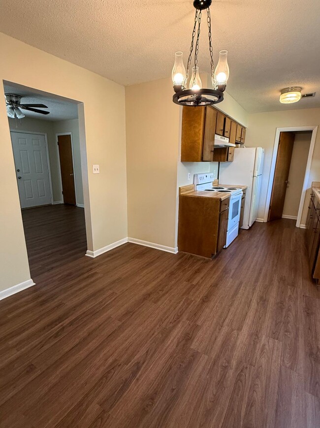 Building Photo - 802 Wildwood Dr