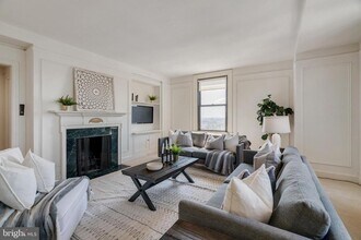 Building Photo - 2031 Locust St