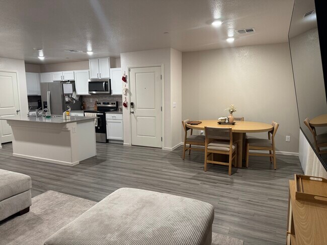 Foto del edificio - 6086 Lily Gdn St