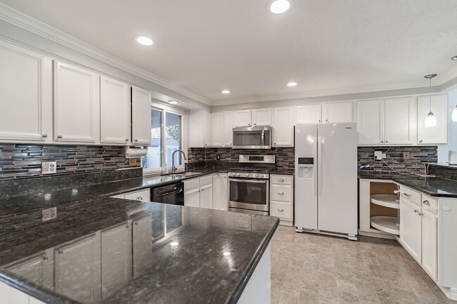 Foto del edificio - Hyland Hills 5 Bedroom Gem