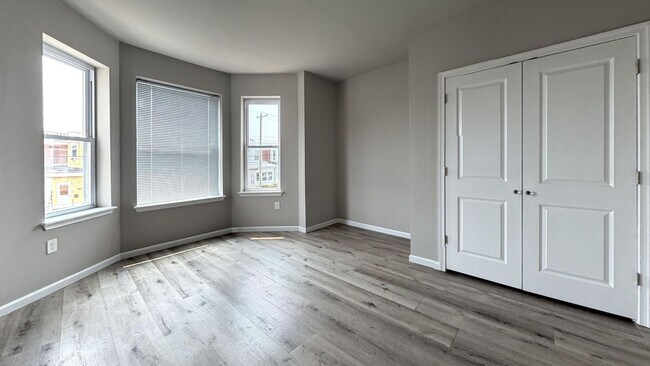 Building Photo - Stunning 3-Bed with Exposed Brick in 19143