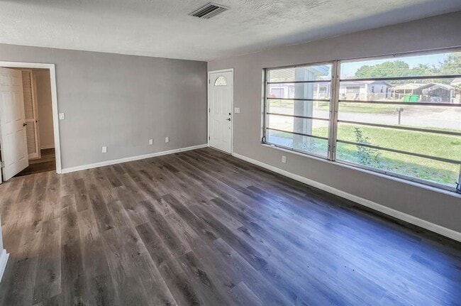 Building Photo - 995 Barclay Dr