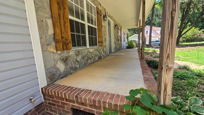 Foto del edificio - 5607 Whispering Pines Dr