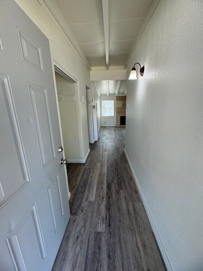 Building Photo - Three Bedroom Home With A Den In West Sacr...