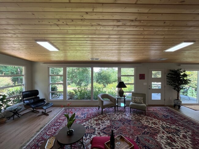 Building Photo - Paradise found! The perfect executive work...